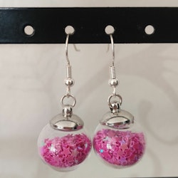 Örhängen glasglob med mörkrosa stjärnglitter