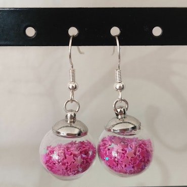 Örhängen glasglob med mörkrosa stjärnglitter