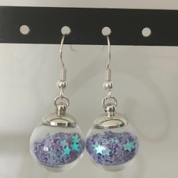 Örhängen glasglob med lilablå stjärnglitter