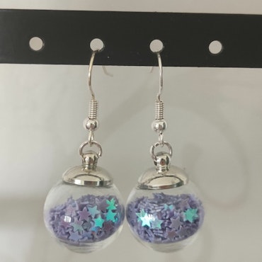Örhängen glasglob med lilablå stjärnglitter