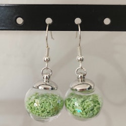 Örhängen glasglob med ljusgrönt stjärnglitter