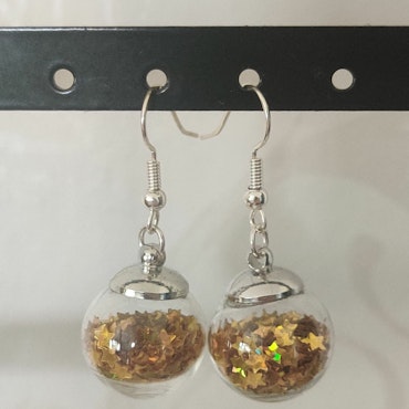 Örhängen glasglob med guld stjärnglitter