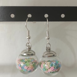Örhängen glasglob med mix grönt, rosa och blått stjärnglitter