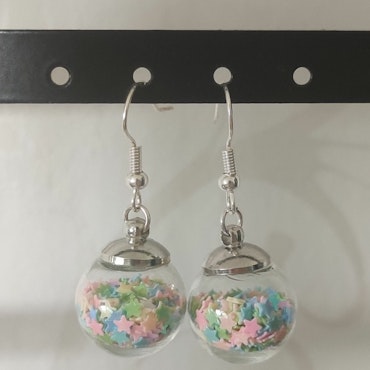 Örhängen glasglob med mix grönt, rosa och blått stjärnglitter