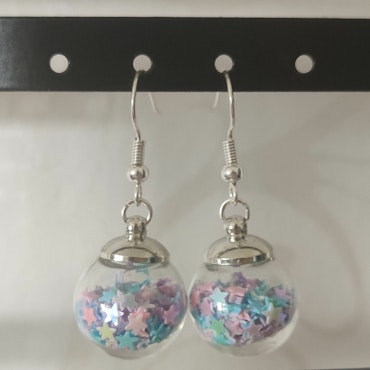 Örhängen glasglob med mix blått, rosa och lila stjärnglitter 16mm
