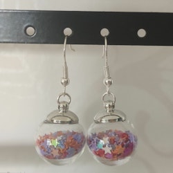 Örhängen glasglob med mix orange, lila och rött stjärnglitter
