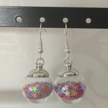 Örhängen glasglob med mix orange, lila och rött stjärnglitter