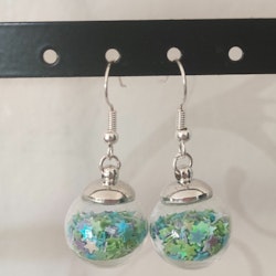 Örhängen glasglob med mixat grönt, lila och blått stjärnglitter 16mm