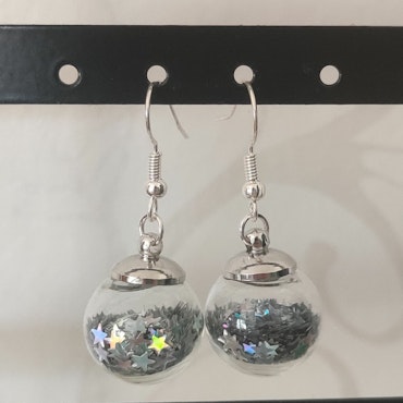 Örhängen glasglob med silvrig stjärnglitter