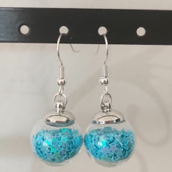 Örhängen glasglob med ljusblått stjärnglitter