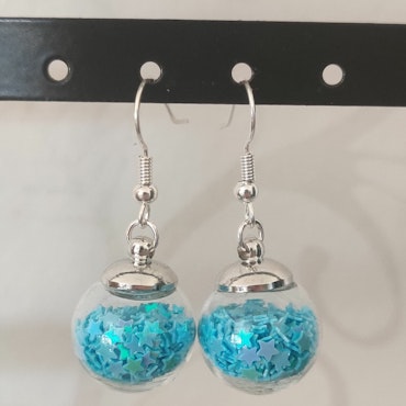 Örhängen glasglob med ljusblått stjärnglitter
