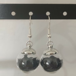Örhängen glasglob med svart cirkelglitter