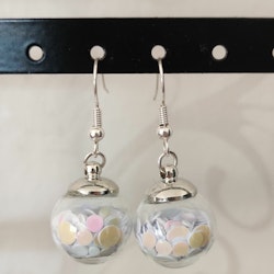 Örhängen glasglob med vitt cirkelglitter