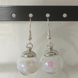 Örhängen glasglob med vitt transparant cirkelglitter