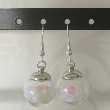 Örhängen glasglob med vitt transparant cirkelglitter