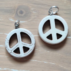 Berlock Peacetecken i howlite 25mm