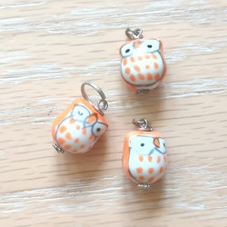 Uggle berlocker i porslin orange