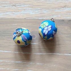 Berlocker med stor lerpärla blå med vita, gula och lila blommor