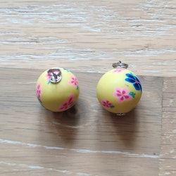 Berlocker med stor lerpärla, gul med rosa och blåa blommor