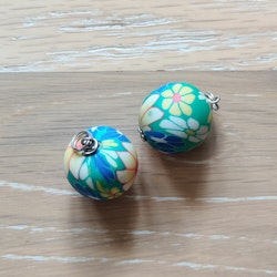 Berlocker med stor lerpärla, grön med blommor i vit, gul och blå