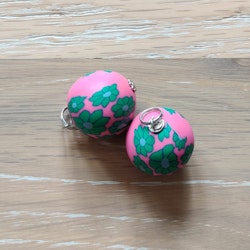 Berlocker med stor lerpärla, rosa med gröna blommor