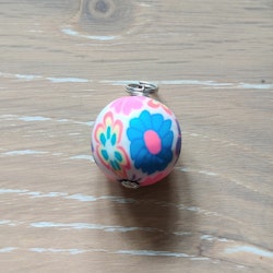 Berlocker med stor lerpärla, vit med blommor i rosa, blå och gul