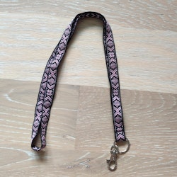 Nyckelband med dräktband rosa på svart