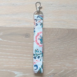Kort nyckelband stor blommit krusidull med karbinhake
