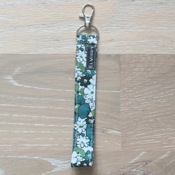 Kort nyckelband grön, vit och svart blommigt med karbinhake