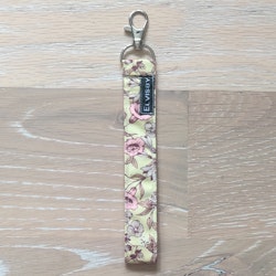 Kort nyckelband blommönster på gult med karbinhake