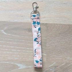 Kort nyckelband rosa blommigt med karbinhake