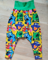 Baggypants gula med monster i stl 104-110