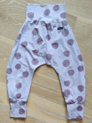 Baggypants lila med prickar i stl 86-92