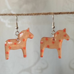 Örhängen med dalahästar orange prickig