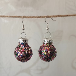 Örhängen med julkulor i glittermix