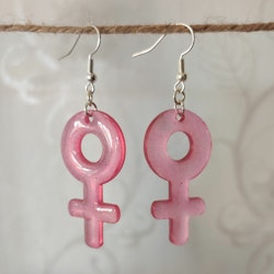 Örhängen med stora kvinnosymboler i rosa