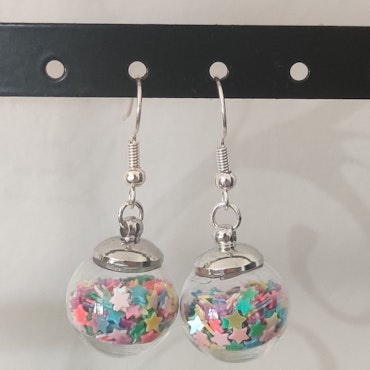 Örhängen glasglob med mixat stjärnglitter