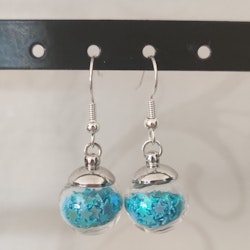 Örhängen glasglob med ljusblått stjärnglitter