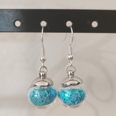 Örhängen glasglob med ljusblått stjärnglitter