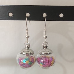 Örhängen glasglob med mix blått, rosa och gult stjärnglitter