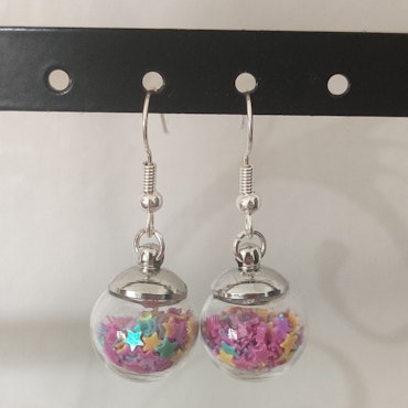 Örhängen glasglob med mix blått, rosa och gult stjärnglitter