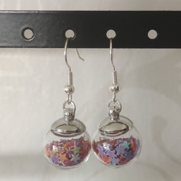 Örhängen glasglob med mix orange, lila och rött stjärnglitter