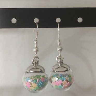 Örhängen glasglob med mix grönt, rosa och blått stjärnglitter