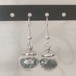 Örhängen glasglob med silvrig stjärnglitter