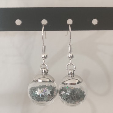Örhängen glasglob med silvrig stjärnglitter