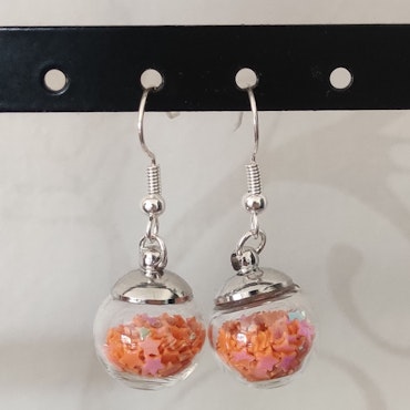 Örhängen glasglob med orange stjärnglitter