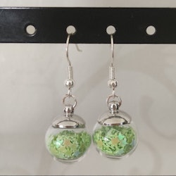 Örhängen glasglob med ljusgrönt stjärnglitter