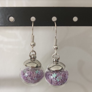 Örhängen glasglob med lila stjärnglitter