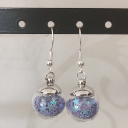 Örhängen glasglob med lilablå stjärnglitter