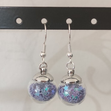 Örhängen glasglob med lilablå stjärnglitter
